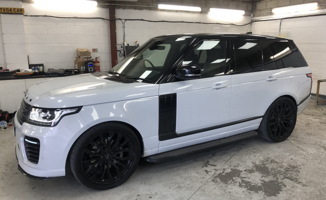 white-range-rover-vogue