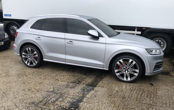 Audi SQ5 front and rear parking cameras